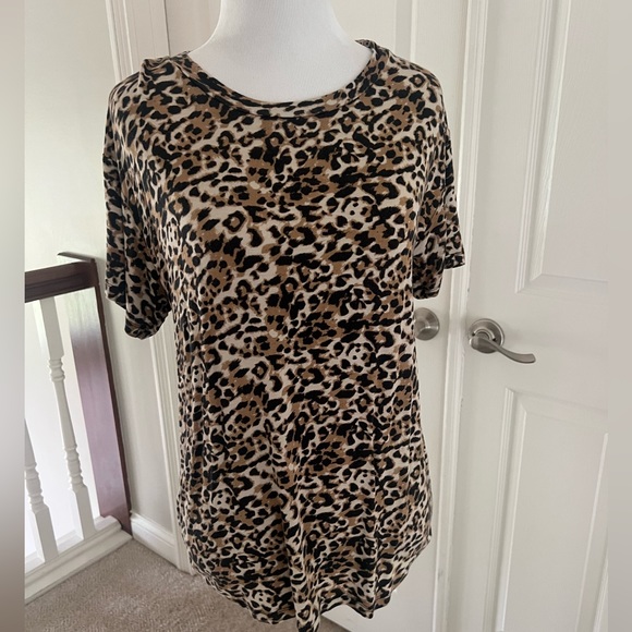 Socialite Short Sleeve Cheetah Tee - Size M - Like New - Picture 2 of 5